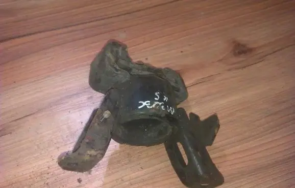 Engine mount bracket