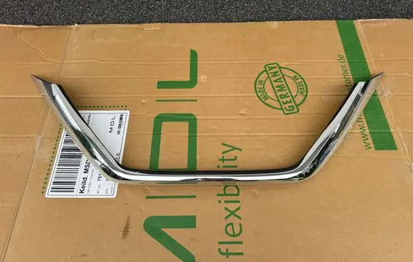 Nissan Leaf II (ZE1) Front bumper upper radiator grill 6202A1900