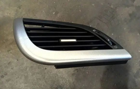 Peugeot 207 Dash center air vent grill 9650088577 A1010046