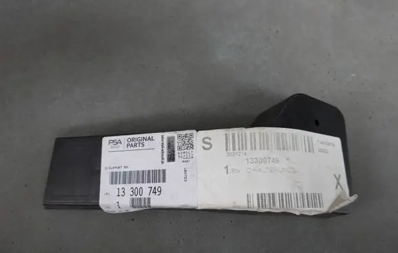 Opel Zafira C Rear bumper mounting bracket 13300749
