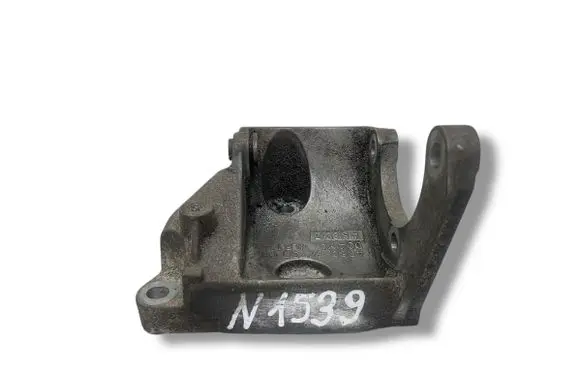 Power steering pump mounting bracket