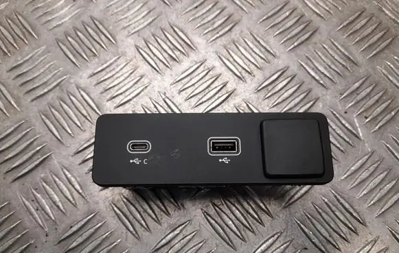 Land Rover Range Rover Evoque L551 USB socket connector L8B219E110CD