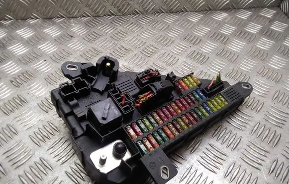 BMW 5 E60 E61 Fuse module 6906618 690661805