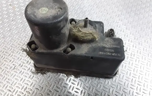 Audi 80 90 S2 B4 Central locking vacuum pump 443862257B
