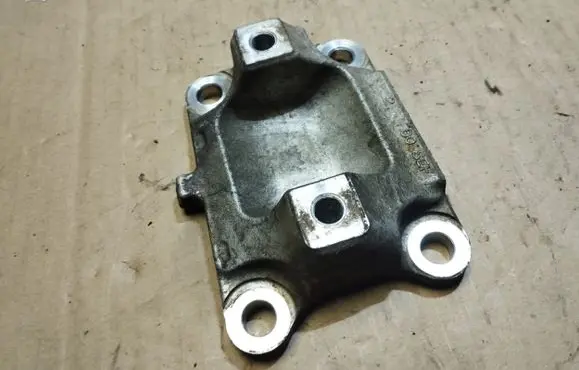 Honda FR-V Engine mounting bracket