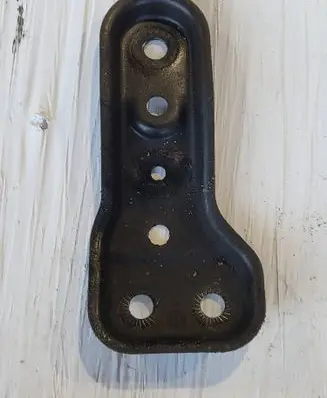 Engine mounting bracket