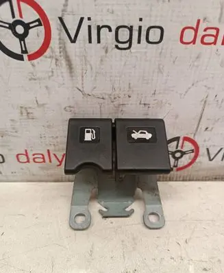 Nissan Qashqai Fuel tank opening switch 
