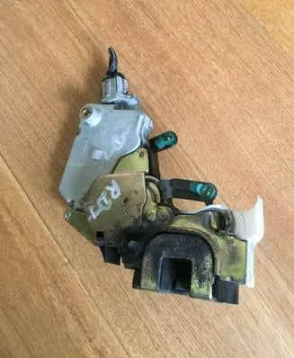 Nissan Primera Rear door lock 825039F511 825022F000