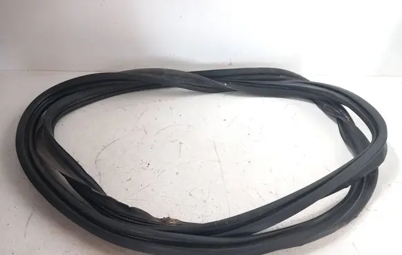 Volvo XC60 Loading door rubber seal (on body) 