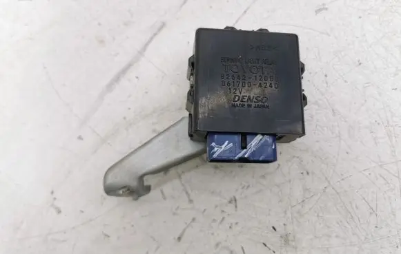 Toyota Yaris Day light relay 8264212050