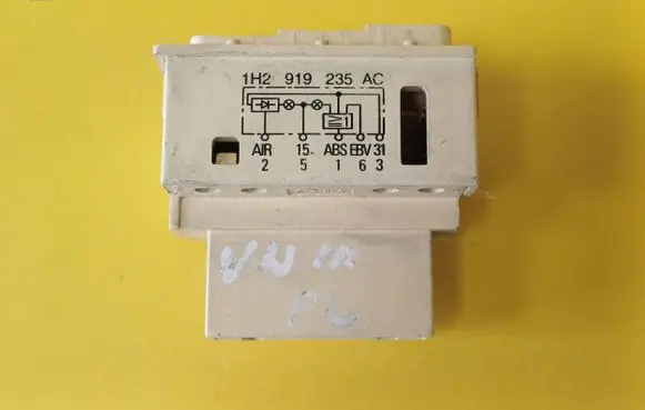 Volkswagen Golf III Passenger airbag on/off switch 1H2919235AC