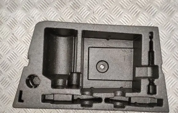 Volkswagen Touareg II Other trunk/boot trim element 7P6012112D