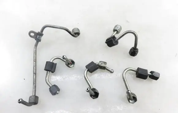 Volkswagen Golf VII Fuel injector supply line/pipe 