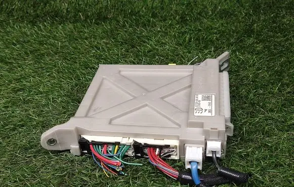 Lexus GS 250 350 300H 450H Fuse module 8273030L40B 2B030545