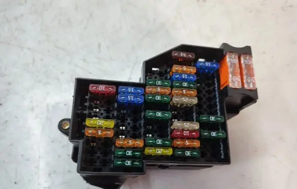 Volkswagen Touareg II Fuse module 7P0941828A