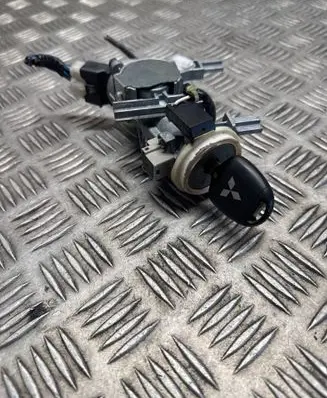 Mitsubishi Shogun Ignition lock E681138 6510