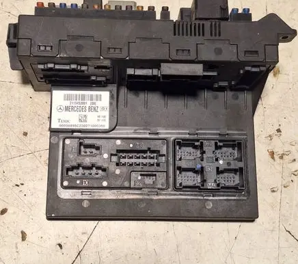 Mercedes-Benz E W211 Fuse module 2115453001