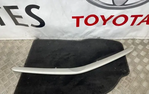 Toyota Prius (XW20) Front bumper upper radiator grill 5271147010
