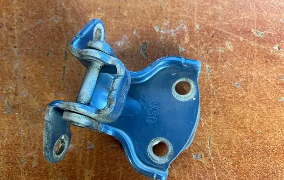 Chevrolet Tacuma Rear door lower hinge