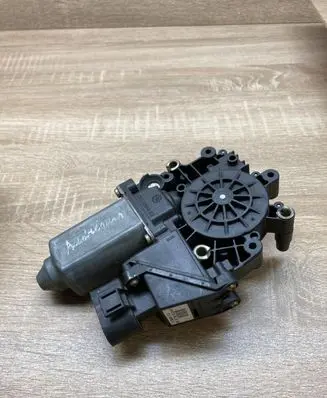 Audi A4 S4 B5 8D Front door window regulator motor 113846113 114185102