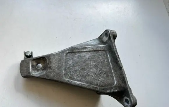 BMW 7 E65 E66 Engine mounting bracket 13807410