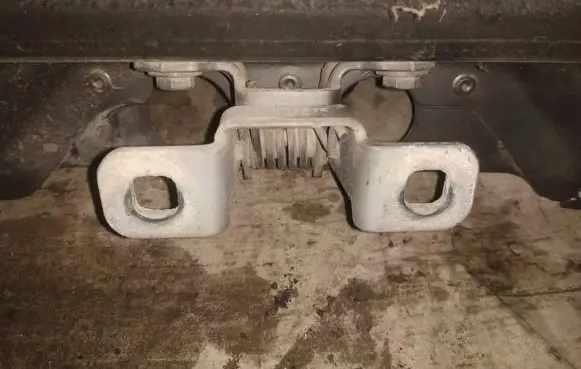 Land Rover Discovery 3 - LR3 Tailgate/trunk/boot hinge
