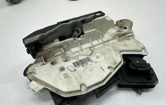 Skoda Octavia Mk3 (5E) Front door lock 5E2837016