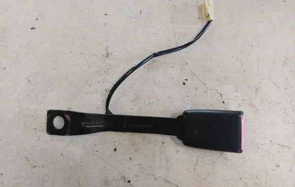 Suzuki Swift I Front seatbelt buckle