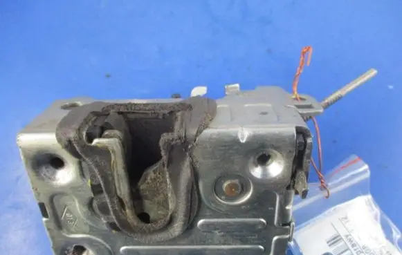 Dacia Sandero Rear door lock 8200735240