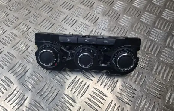 Skoda Octavia Mk2 (1Z) Climate control unit 3T0820047M