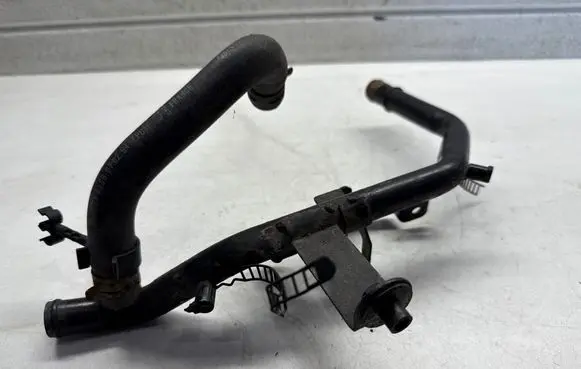 Volkswagen PASSAT B5 Engine coolant pipe/hose 058121058B