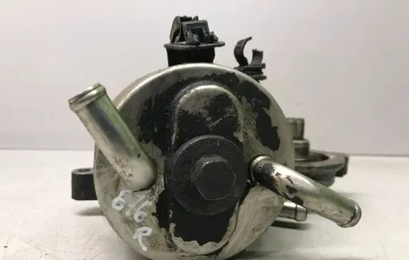 Oil filter mounting bracket