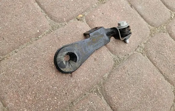 Opel Vivaro Engine mount bracket 165385971R
