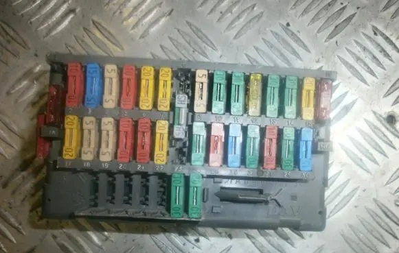 Peugeot 406 Fuse box set psa94590