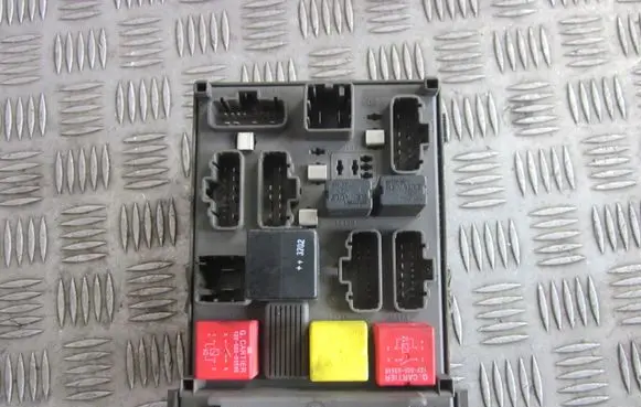 Renault Laguna II Fuse module 8200004201E