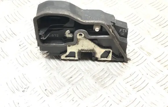 BMW 5 E60 E61 Front door lock 7167072
