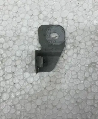 Audi RS5 Fender mounting bracket 8W0821470