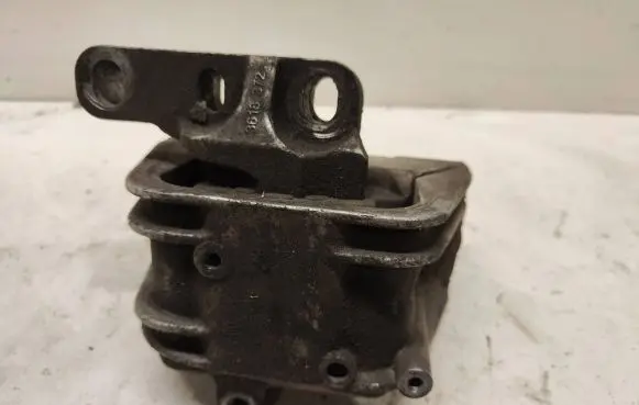 Volkswagen Touran I Engine mount bracket 3618372