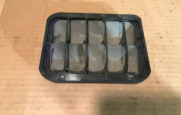 Quarter panel pressure vent
