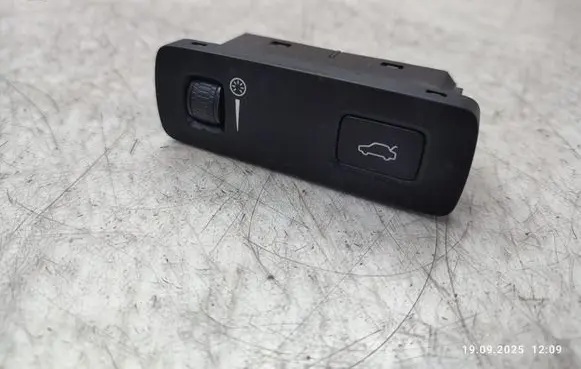 Volvo S90, V90 Tailgate opening switch 31376510