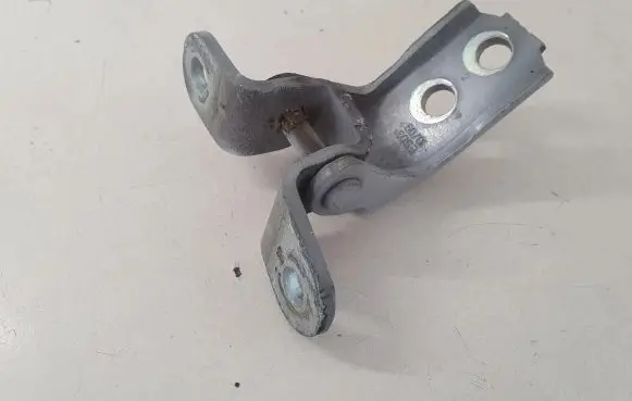 Toyota Avensis T270 Front door upper hinge