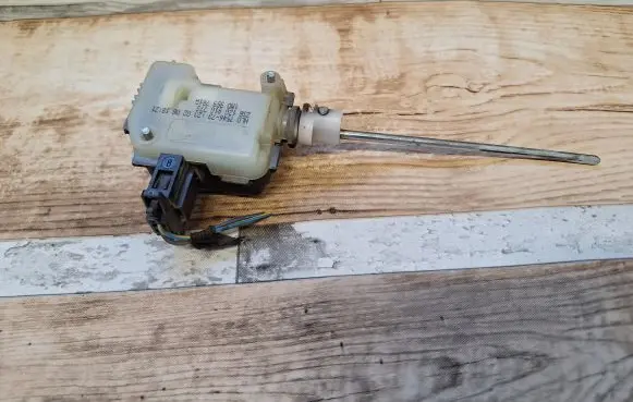 Skoda Octavia Mk2 (1Z) Central locking motor 