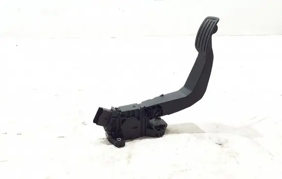 Accelerator throttle pedal