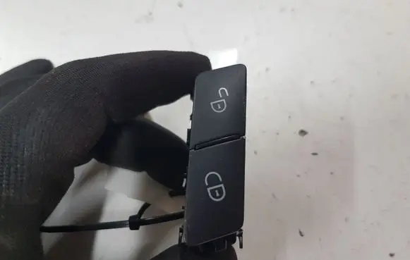 Mercedes-Benz C W204 Central locking switch button 03154610 2048706410