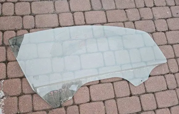 Opel Corsa E Front door window glass four-door