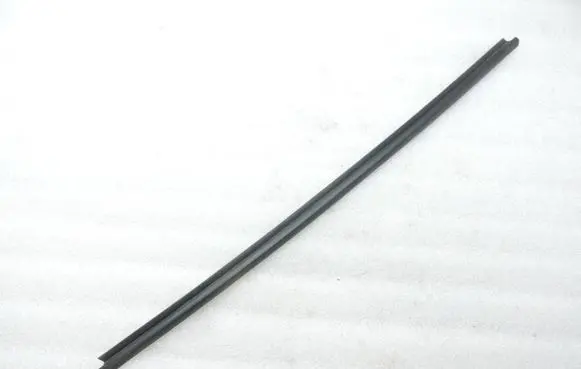 Toyota Yaris Rubber seal front door window/glass 681600D150