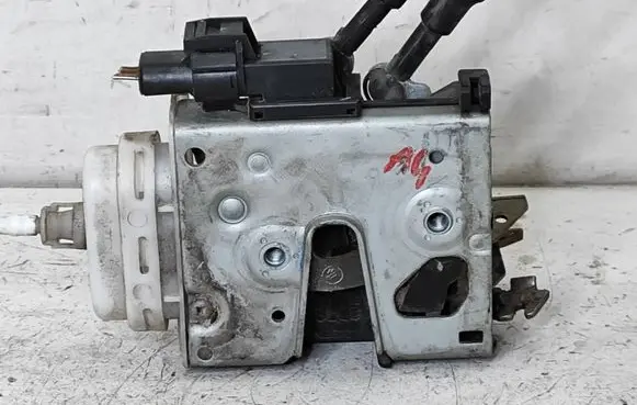 Audi A4 S4 B5 8D Front door lock 8D1837016F