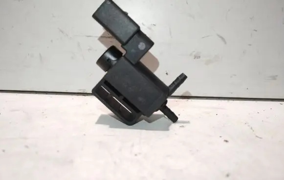 Volkswagen Touran I Vacuum valve 03C906283
