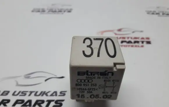Volkswagen PASSAT B5.5 Other relay 8D0951253