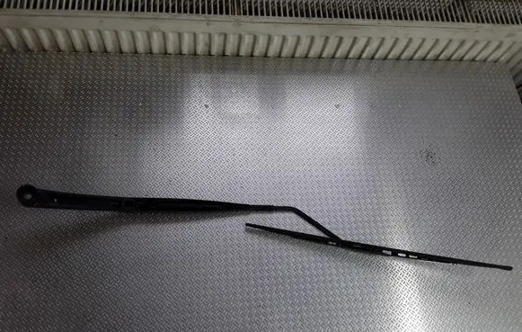 Chevrolet Cruze Front wiper blade arm